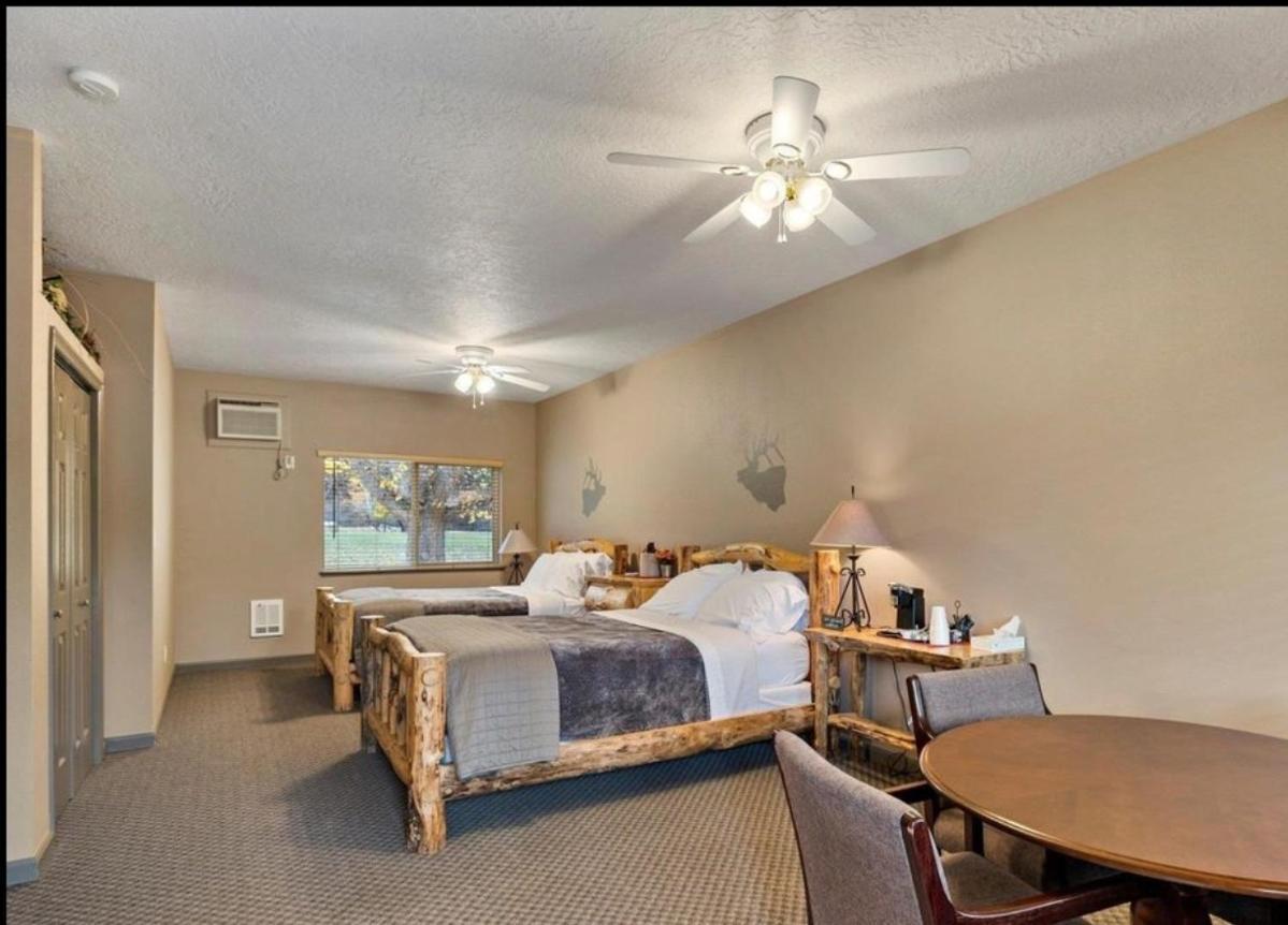 Southfork Lodge - Riverside Inn Lowman エクステリア 写真